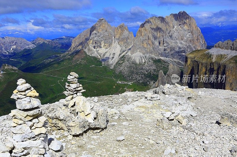 Inukshuk, Sassolungo aerial全景，SAS Pordoi, Dolomites, Italian Tirol alps